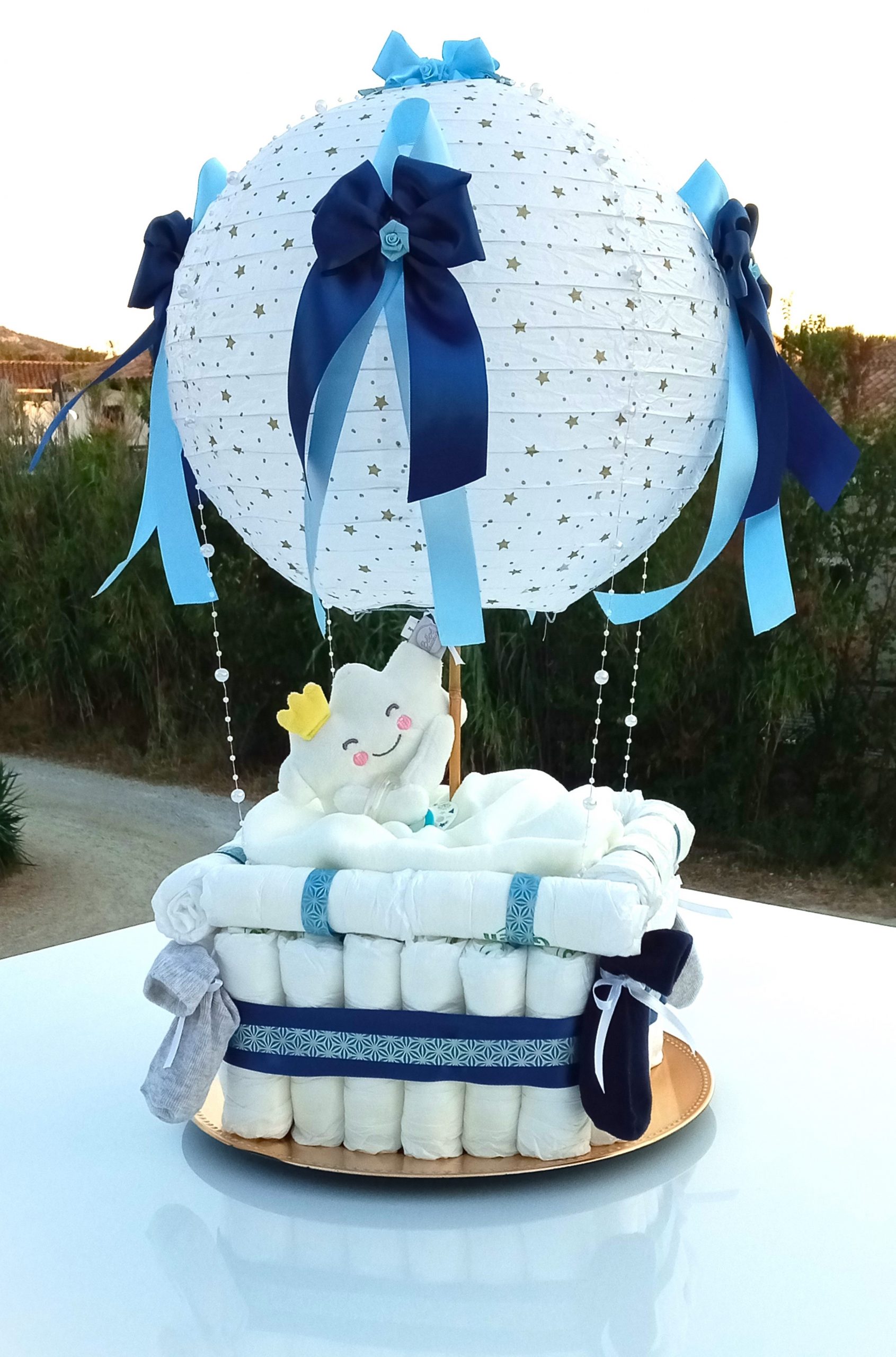 Jolie montgolfière cadeau de naissance fait en couches pour bébé par Cœur de Langes